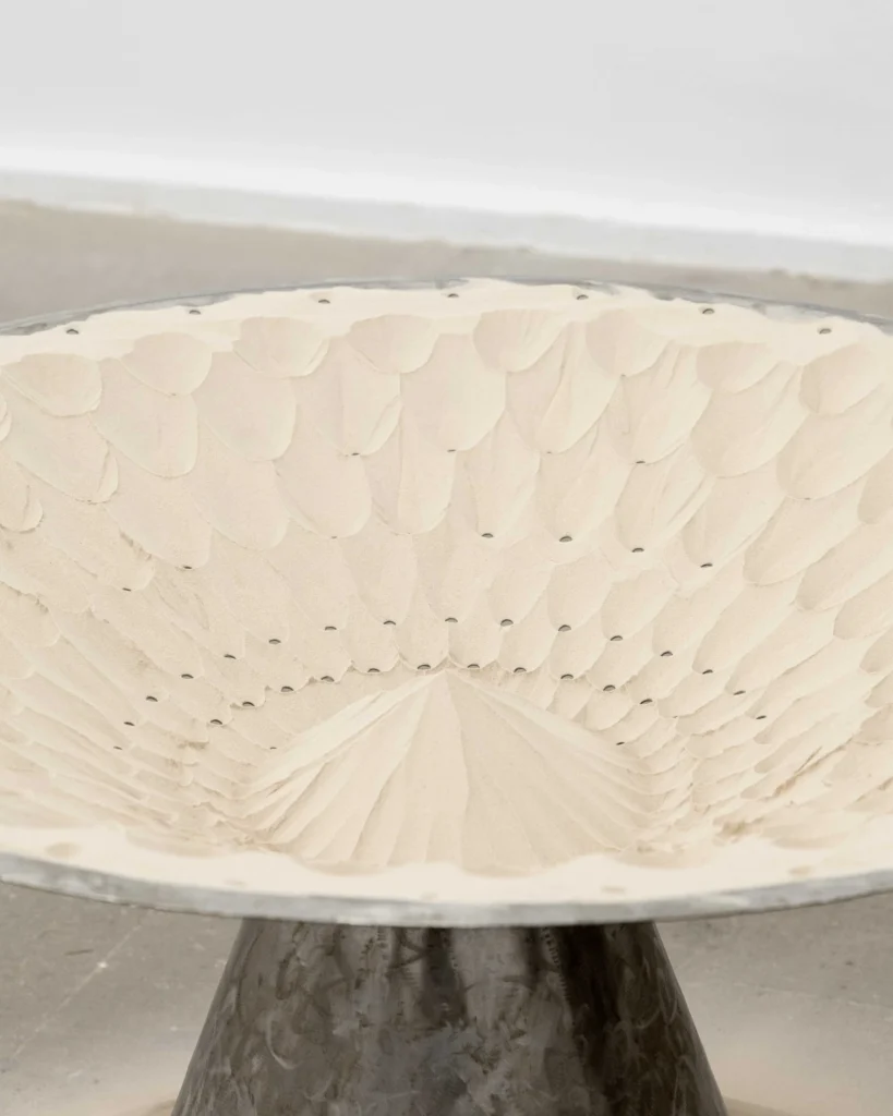 En Lo tengo en la punta de la lengua, Eva Lootz emplea un elemento etnográfico tradicional en Mallorca, la cal, para dos piezas inéditas: Lengua de cal y Que cada dolor diga su nombre. Producida en los hornos de cal durante siglos en Baleares, la cal –utilizada en la argamasa de la construcción, para enjalbegar muros, impermeabilizar charcas y aljibes, purificar el agua, eliminar virus y hongos, prevenir la putrefacción en aguas estancadas