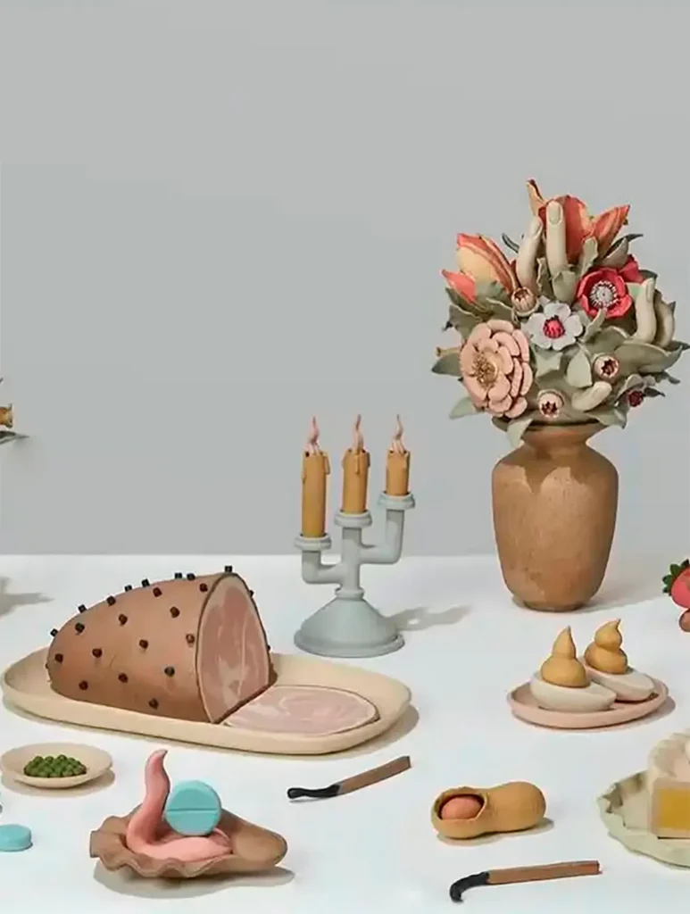 Genesis Belanger es una artista estadounidense conocida por sus esculturas de cerámica en tonos pastel que transforman objetos cotidianos en escenas sutilmente surrealistas y cargadas de subjetivismos. Sus misteriosas instalaciones realizadas con cerámicas y objetos de hormigón fundido adquieren rasgos humanos, lo que las hace atractivas y ligeramente inquietantes al mismo tiempo. Bajo todos estos suaves tonos, la obra de Belanger toma un giro más oscuro.