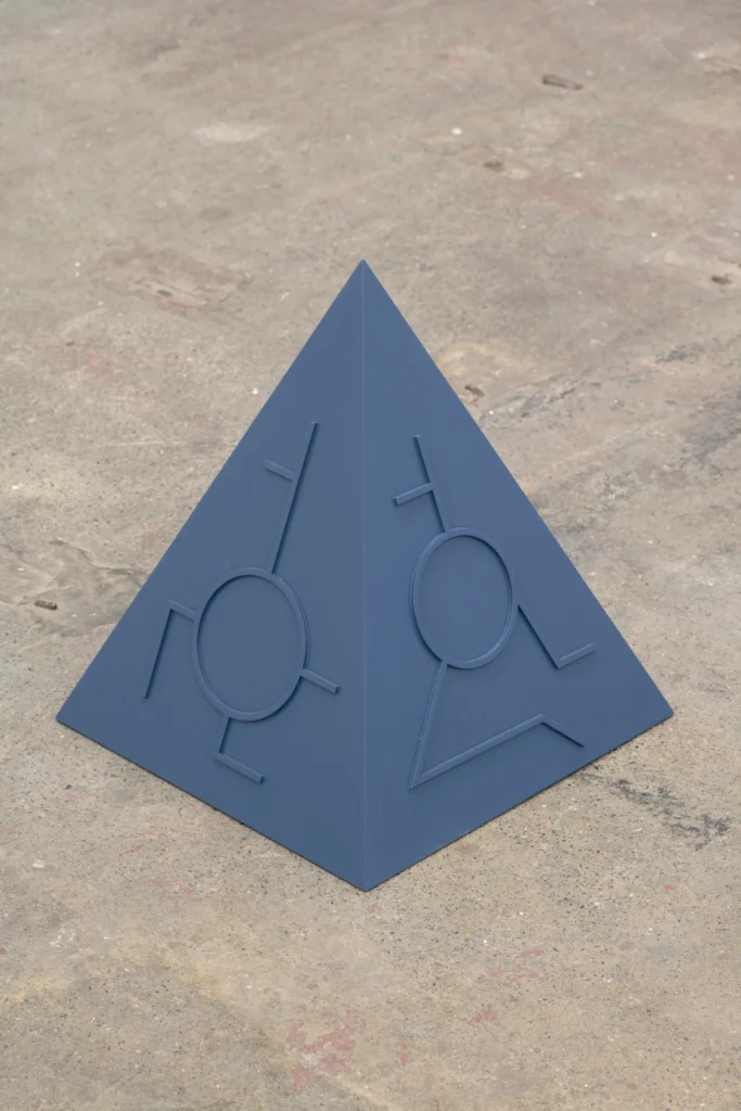 El trabajo Chino Moya combina el cine, el videoarte y la fotografía para explorar temas como el colapso de las utopías, la soledad o el declive de la masculinidad tradicional con narrativas distópicas que abordan modelos fallidos de sociedad; enfrentando el desapego y la deshumanización en la vida contemporánea.