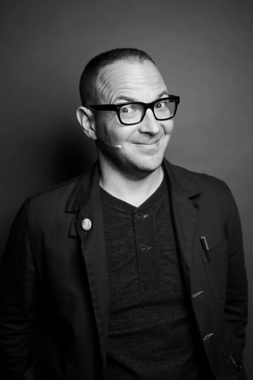 Cory Efram Doctorow (Toronto, 17 de julio de 1971) es un bloguero, podcaster, periodista y autor de ciencia ficción canadiense. Doctorow es coeditor del blog Boing Boing. Es un activista a favor de liberalizar las leyes de derechos de autor y defensor a ultranza de la organización Creative Commons, usando algunas de sus licencias para sus libros.