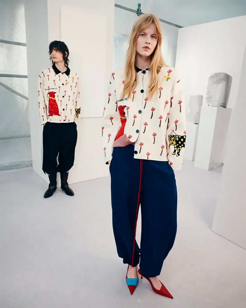 Además con sus perros Danil Dege realizó una colección de ropa con estampados que se complementan con frases tipo meme de Danil: «Si haces el tonto, hazlo de forma profesional» y «Lo importante es seguir siendo humano».