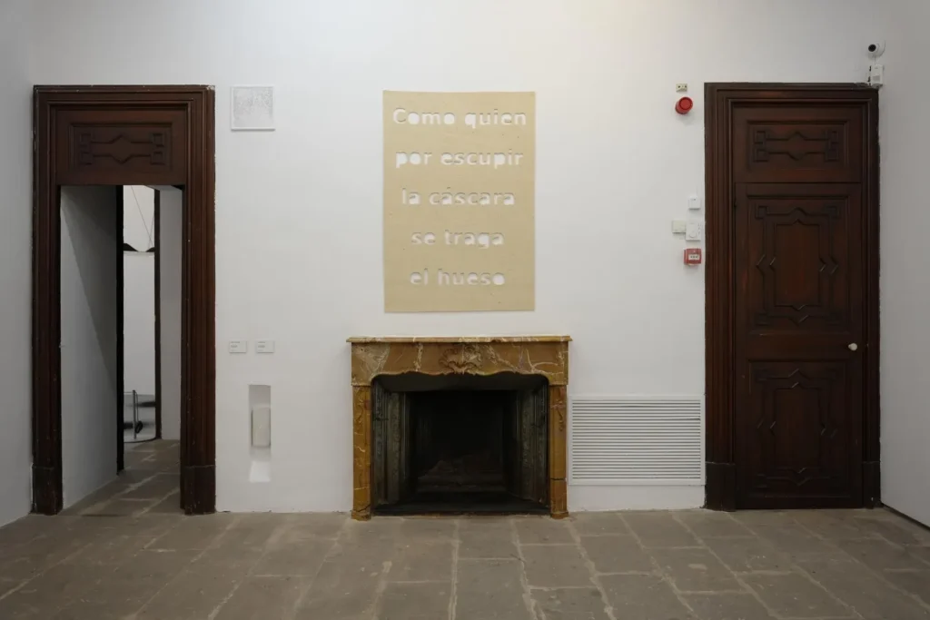 En Lo tengo en la punta de la lengua, Eva Lootz emplea un elemento etnográfico tradicional en Mallorca, la cal, para dos piezas inéditas: Lengua de cal y Que cada dolor diga su nombre. Producida en los hornos de cal durante siglos en Baleares, la cal –utilizada en la argamasa de la construcción, para enjalbegar muros, impermeabilizar charcas y aljibes, purificar el agua, eliminar virus y hongos, prevenir la putrefacción en aguas estancadas