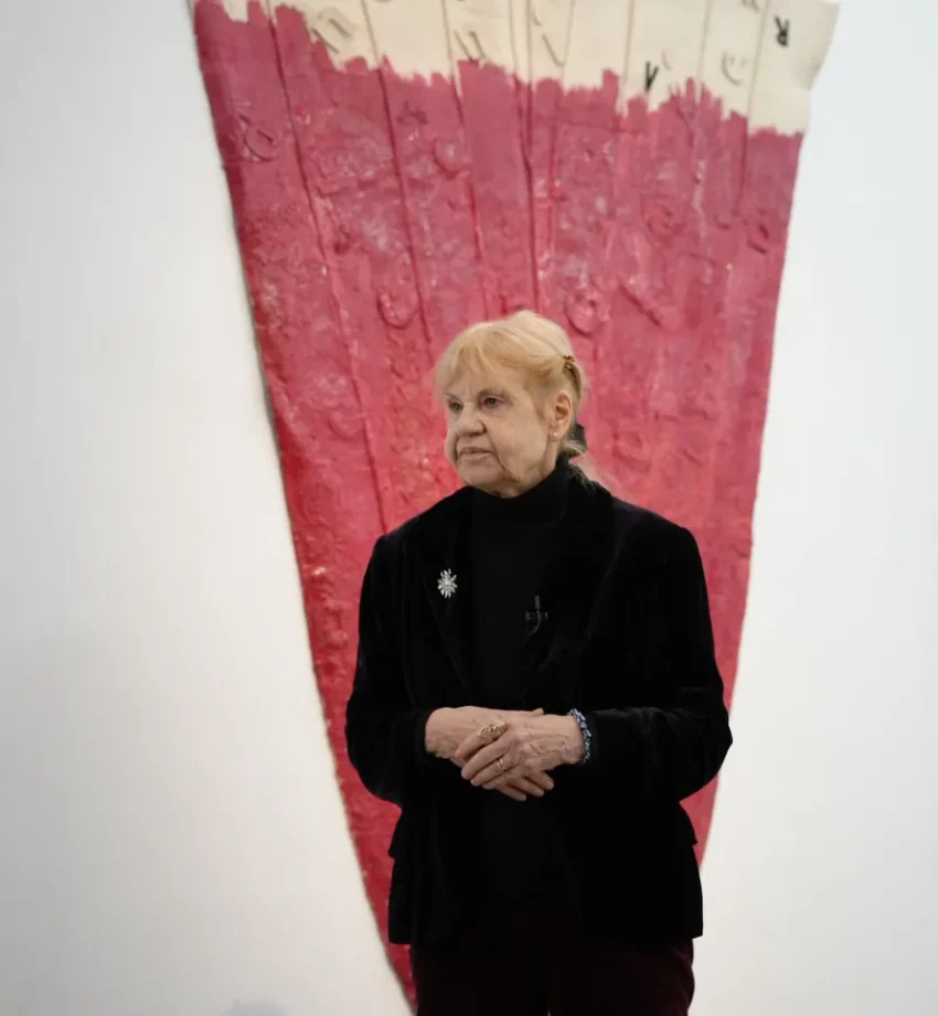 En Lo tengo en la punta de la lengua, Eva Lootz emplea un elemento etnográfico tradicional en Mallorca, la cal, para dos piezas inéditas: Lengua de cal y Que cada dolor diga su nombre. Producida en los hornos de cal durante siglos en Baleares, la cal –utilizada en la argamasa de la construcción, para enjalbegar muros, impermeabilizar charcas y aljibes, purificar el agua, eliminar virus y hongos, prevenir la putrefacción en aguas estancadas