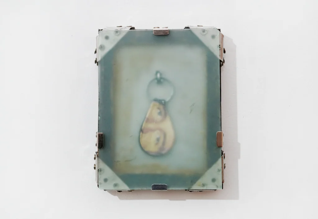 Give a Trucker a Thrill (2025), de Eva Dixon, es un ensamblaje lúdico que presenta una colección de parches bordados de estilo vintage reproducidos digitalmente sobre un panel de madera. La composición evoca la estética de la cultura de la radio CB, los clubes de aficionados y las insignias subculturales peculiares de mediados a finales del siglo XX.