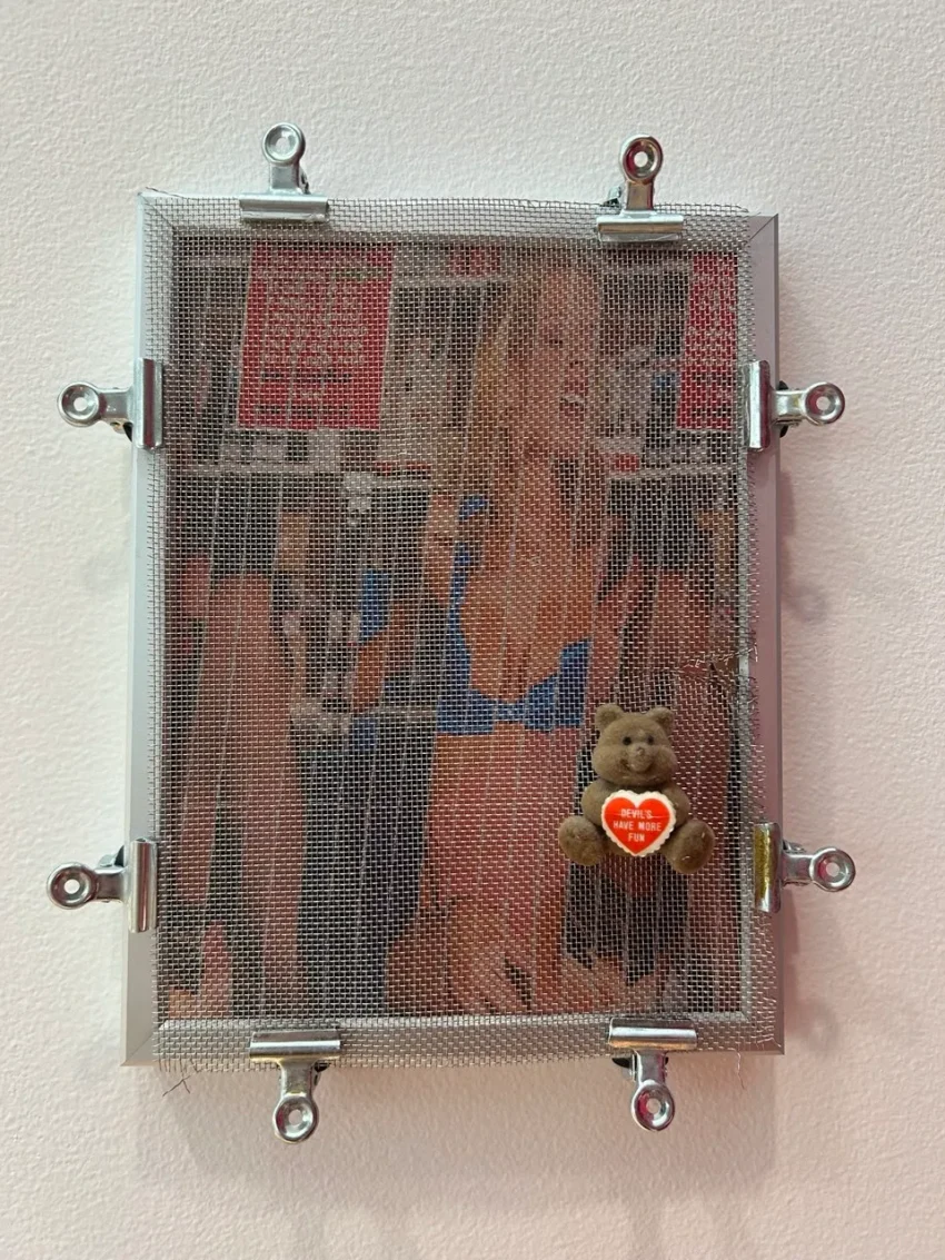 Give a Trucker a Thrill (2025), de Eva Dixon, es un ensamblaje lúdico que presenta una colección de parches bordados de estilo vintage reproducidos digitalmente sobre un panel de madera. La composición evoca la estética de la cultura de la radio CB, los clubes de aficionados y las insignias subculturales peculiares de mediados a finales del siglo XX.