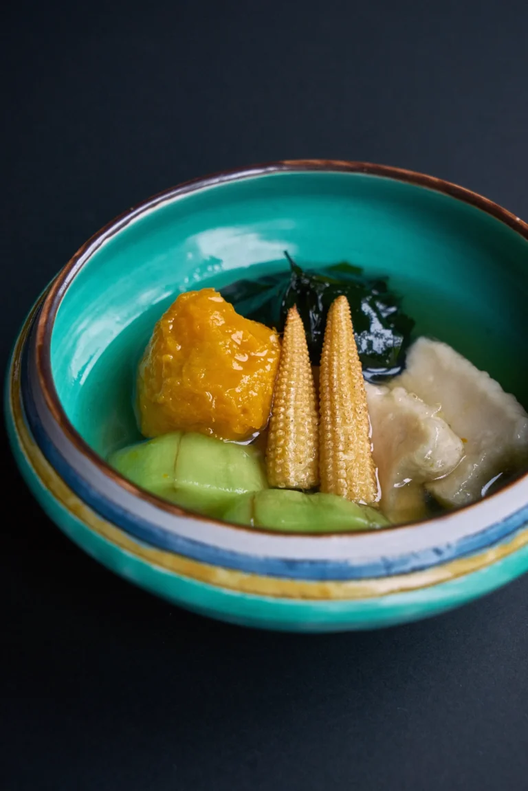 Siguiendo el patrón del cinco, un concepto importante para el chef es utilizar cinco colores principales: rojo, verde, blanco, negro y amarillo. Esta era la “pirámide alimenticia” del Japón antiguo y se creía que proporcionaba un equilibrio saludable de nutrientes. Para vegetarianos y veganos, el Shojin Ryori es una excelente manera de disfrutar de una comida japonesa tradicional equilibrada que celebra los sabores frescos de las verduras, sin ocultarlos con salsas ni recurrir a sustitutos de carne. La última regla del cinco consiste en equilibrar los sabores en el paladar: dulce, salado, ácido, amargo y umami.