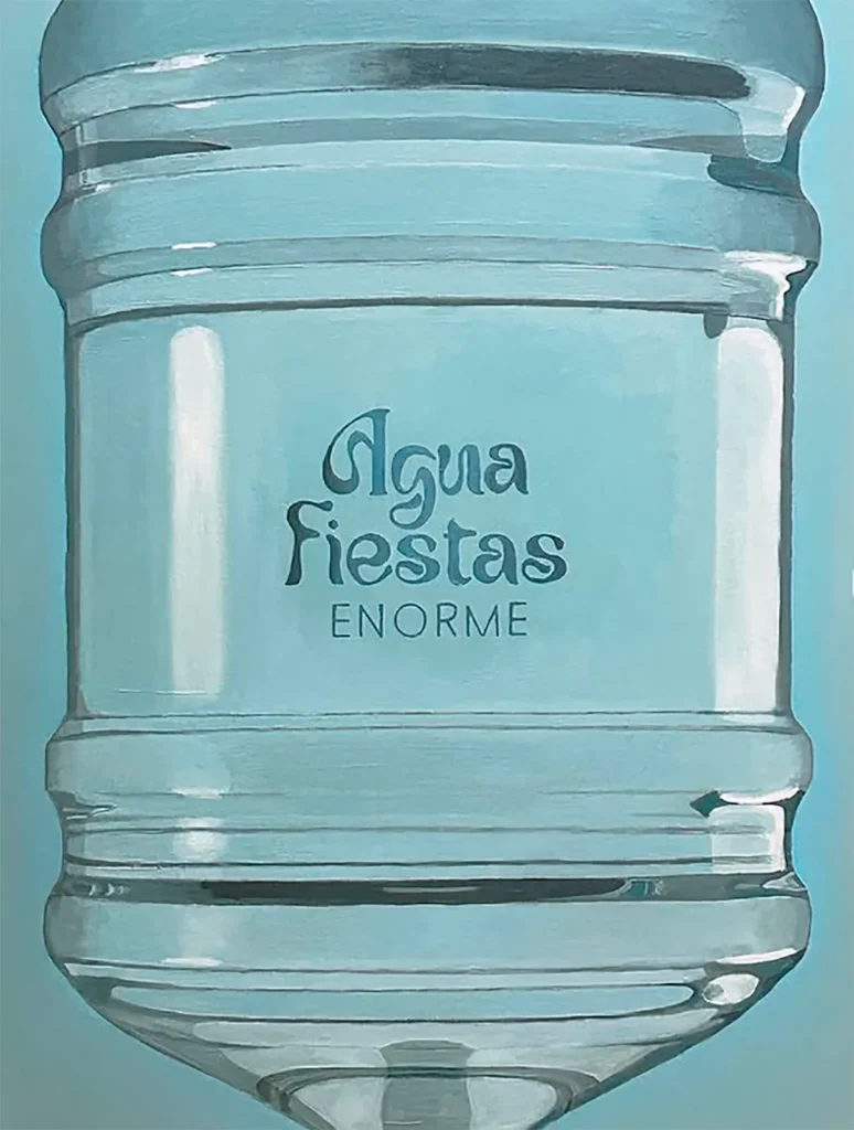 La publicidad no vende productos; traduce significados. Los anuncios funcionan como intermediarios culturales: toman símbolos del entorno social y los transfieren a objetos que, por sí mismos, no significan gran cosa. Pero claro, con la narrativa adecuada, hasta lo más irrelevante puede parecer imprescindible. En este marco se sitúa el trabajo de Fernando Cerezo, moviéndose con precisión quirúrgica entre la ironía y la exactitud.