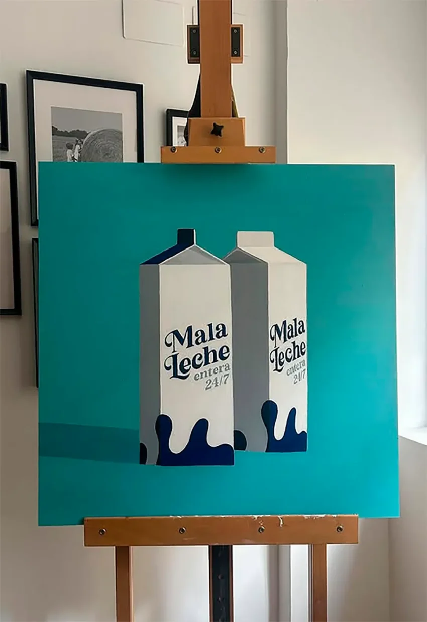 La publicidad no vende productos; traduce significados. Los anuncios funcionan como intermediarios culturales: toman símbolos del entorno social y los transfieren a objetos que, por sí mismos, no significan gran cosa. Pero claro, con la narrativa adecuada, hasta lo más irrelevante puede parecer imprescindible. En este marco se sitúa el trabajo de Fernando Cerezo, moviéndose con precisión quirúrgica entre la ironía y la exactitud.