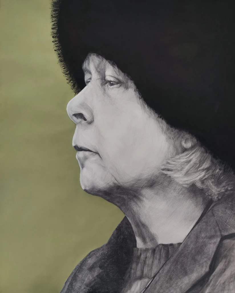 Francisco Guzmán no busca solo la semejanza, persigue esa vibración mínima que vive entre la piel y la memoria. En sus retratos hay una tensión delicada, la del instante que quiere permanecer y la del tiempo que insiste en huir. Quizá por eso sus modelos parecen estar pensando algo que nunca terminan de decir.