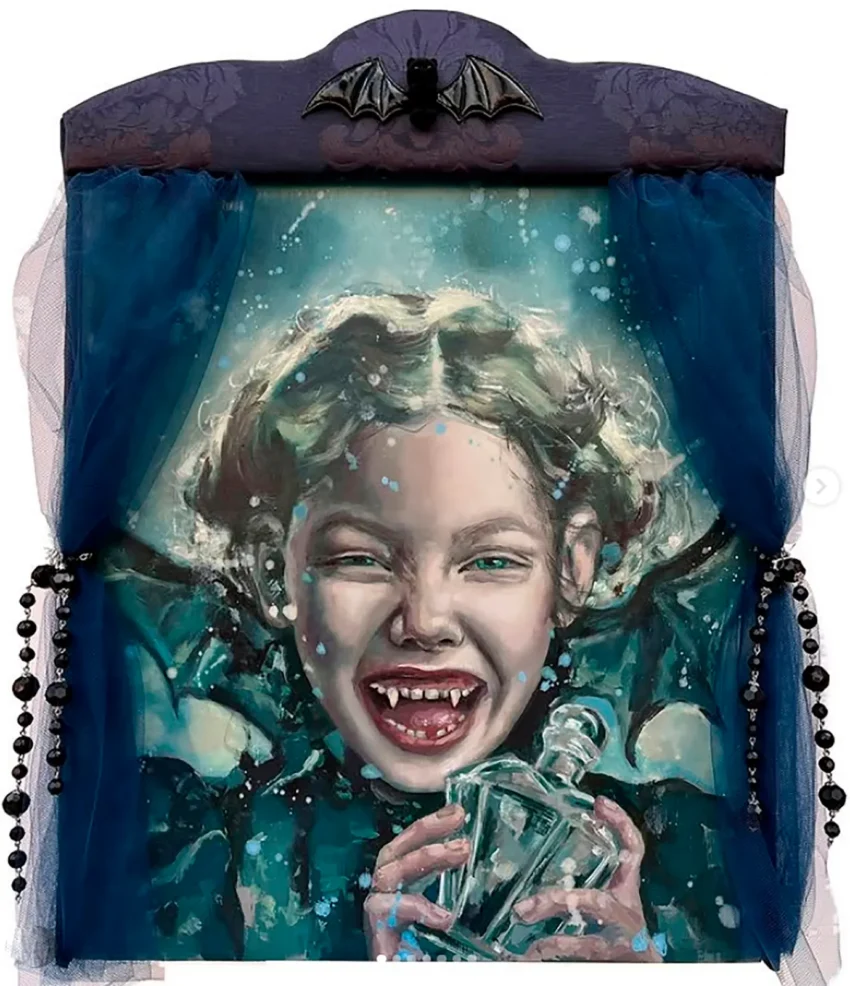 La serie Coquetería Inmortal de Gema Álvaro, que reúne un conjunto de piezas donde se redefine la búsqueda de la eterna juventud desde una mirada feminista. A través de la metáfora del mito vampírico, la artista reflexiona sobre la belleza estática: ese deseo ancestral de congelar la lozanía y detener el reloj biológico en el instante de mayor vitalidad. Bajo su atmósfera de fantasía, la obra plantea una pregunta incisiva acerca de cuánto estamos dispuestas a sacrificar por preservar un momento de plenitud.