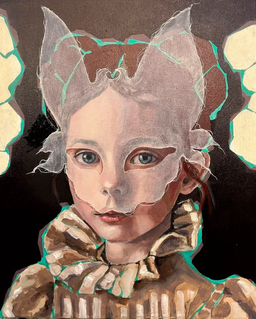 La serie Coquetería Inmortal de Gema Álvaro, que reúne un conjunto de piezas donde se redefine la búsqueda de la eterna juventud desde una mirada feminista. A través de la metáfora del mito vampírico, la artista reflexiona sobre la belleza estática: ese deseo ancestral de congelar la lozanía y detener el reloj biológico en el instante de mayor vitalidad. Bajo su atmósfera de fantasía, la obra plantea una pregunta incisiva acerca de cuánto estamos dispuestas a sacrificar por preservar un momento de plenitud.