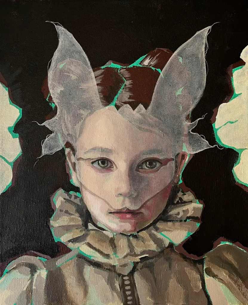 La serie Coquetería Inmortal de Gema Álvaro, que reúne un conjunto de piezas donde se redefine la búsqueda de la eterna juventud desde una mirada feminista. A través de la metáfora del mito vampírico, la artista reflexiona sobre la belleza estática: ese deseo ancestral de congelar la lozanía y detener el reloj biológico en el instante de mayor vitalidad. Bajo su atmósfera de fantasía, la obra plantea una pregunta incisiva acerca de cuánto estamos dispuestas a sacrificar por preservar un momento de plenitud.