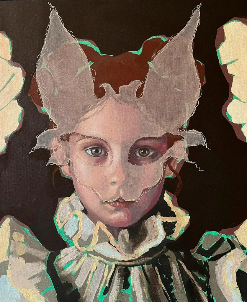 La serie Coquetería Inmortal de Gema Álvaro, que reúne un conjunto de piezas donde se redefine la búsqueda de la eterna juventud desde una mirada feminista. A través de la metáfora del mito vampírico, la artista reflexiona sobre la belleza estática: ese deseo ancestral de congelar la lozanía y detener el reloj biológico en el instante de mayor vitalidad. Bajo su atmósfera de fantasía, la obra plantea una pregunta incisiva acerca de cuánto estamos dispuestas a sacrificar por preservar un momento de plenitud.