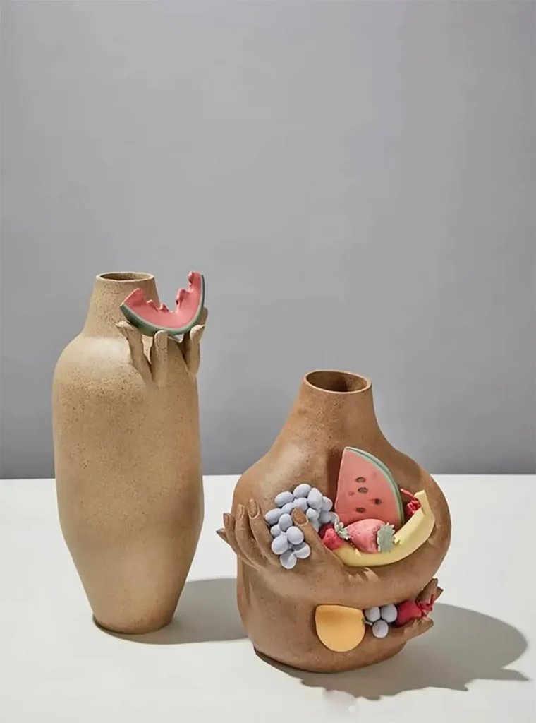 Genesis Belanger es una artista estadounidense conocida por sus esculturas de cerámica en tonos pastel que transforman objetos cotidianos en escenas sutilmente surrealistas y cargadas de subjetivismos. Sus misteriosas instalaciones realizadas con cerámicas y objetos de hormigón fundido adquieren rasgos humanos, lo que las hace atractivas y ligeramente inquietantes al mismo tiempo. Bajo todos estos suaves tonos, la obra de Belanger toma un giro más oscuro.