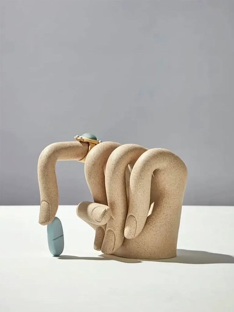 Genesis Belanger es una artista estadounidense conocida por sus esculturas de cerámica en tonos pastel que transforman objetos cotidianos en escenas sutilmente surrealistas y cargadas de subjetivismos. Sus misteriosas instalaciones realizadas con cerámicas y objetos de hormigón fundido adquieren rasgos humanos, lo que las hace atractivas y ligeramente inquietantes al mismo tiempo. Bajo todos estos suaves tonos, la obra de Belanger toma un giro más oscuro.