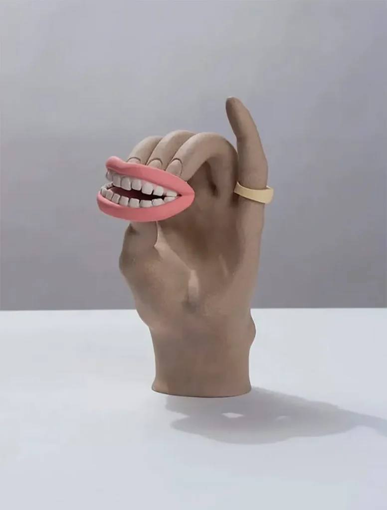 Genesis Belanger es una artista estadounidense conocida por sus esculturas de cerámica en tonos pastel que transforman objetos cotidianos en escenas sutilmente surrealistas y cargadas de subjetivismos. Sus misteriosas instalaciones realizadas con cerámicas y objetos de hormigón fundido adquieren rasgos humanos, lo que las hace atractivas y ligeramente inquietantes al mismo tiempo. Bajo todos estos suaves tonos, la obra de Belanger toma un giro más oscuro.