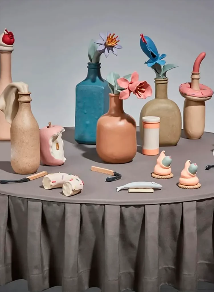 Genesis Belanger es una artista estadounidense conocida por sus esculturas de cerámica en tonos pastel que transforman objetos cotidianos en escenas sutilmente surrealistas y cargadas de subjetivismos. Sus misteriosas instalaciones realizadas con cerámicas y objetos de hormigón fundido adquieren rasgos humanos, lo que las hace atractivas y ligeramente inquietantes al mismo tiempo. Bajo todos estos suaves tonos, la obra de Belanger toma un giro más oscuro.