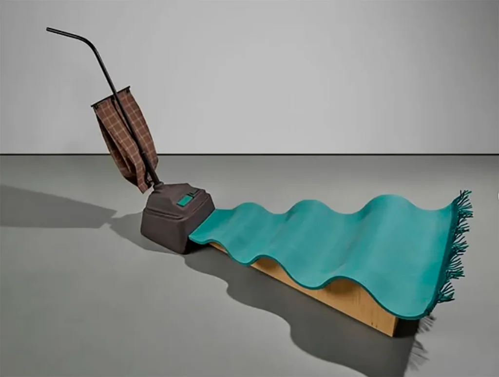 Genesis Belanger es una artista estadounidense conocida por sus esculturas de cerámica en tonos pastel que transforman objetos cotidianos en escenas sutilmente surrealistas y cargadas de subjetivismos. Sus misteriosas instalaciones realizadas con cerámicas y objetos de hormigón fundido adquieren rasgos humanos, lo que las hace atractivas y ligeramente inquietantes al mismo tiempo. Bajo todos estos suaves tonos, la obra de Belanger toma un giro más oscuro.