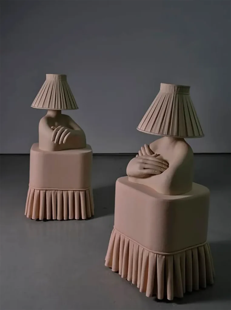 Genesis Belanger es una artista estadounidense conocida por sus esculturas de cerámica en tonos pastel que transforman objetos cotidianos en escenas sutilmente surrealistas y cargadas de subjetivismos. Sus misteriosas instalaciones realizadas con cerámicas y objetos de hormigón fundido adquieren rasgos humanos, lo que las hace atractivas y ligeramente inquietantes al mismo tiempo. Bajo todos estos suaves tonos, la obra de Belanger toma un giro más oscuro.