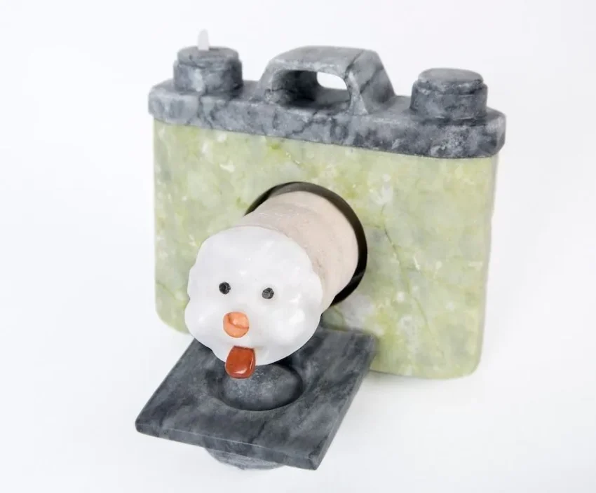 Piezas esculpidas en mármol de Juan Miguel Quiñones que representan grandes símbolos de la temporada estival como los helados, los juguetes de playa, las aletas para bucear, las tablas de surf o los patinetes