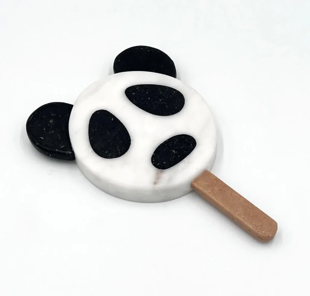 Piezas esculpidas en mármol de Juan Miguel Quiñones que representan grandes símbolos de la temporada estival como los helados, los juguetes de playa, las aletas para bucear, las tablas de surf o los patinetes