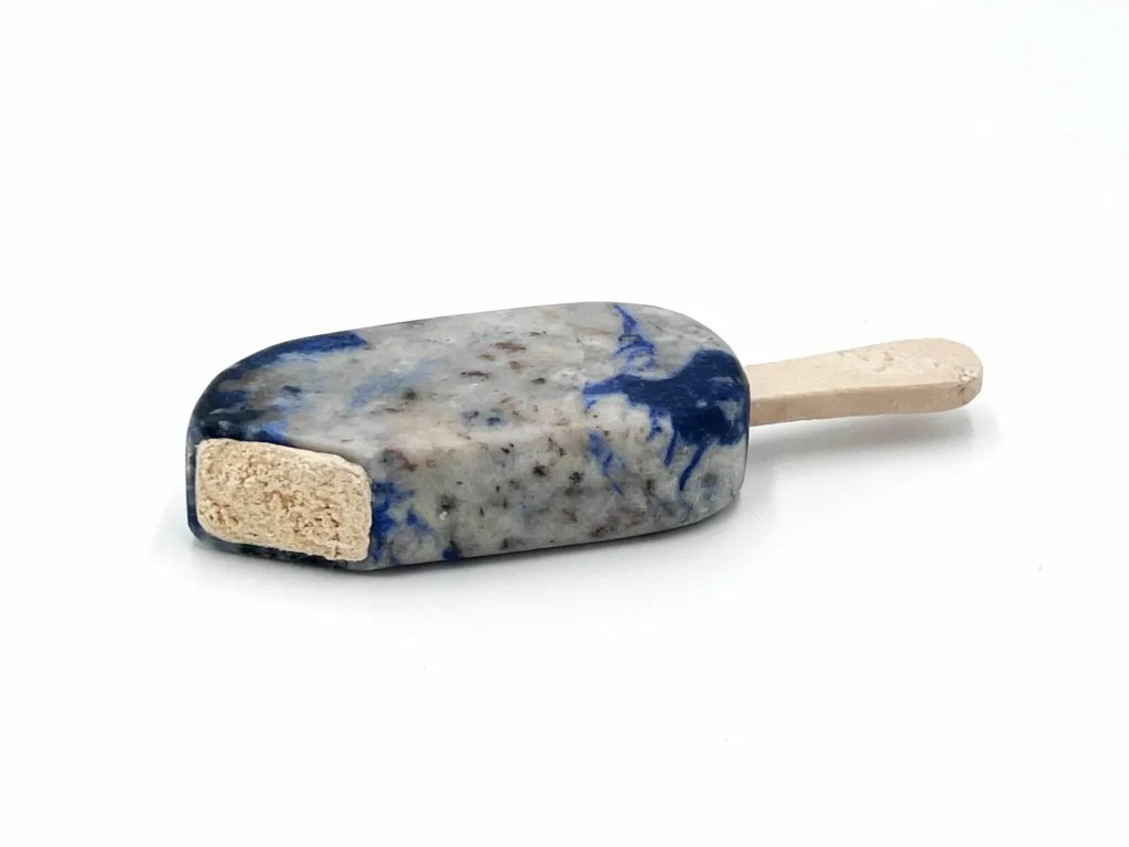 Piezas esculpidas en mármol de Juan Miguel Quiñones que representan grandes símbolos de la temporada estival como los helados, los juguetes de playa, las aletas para bucear, las tablas de surf o los patinetes