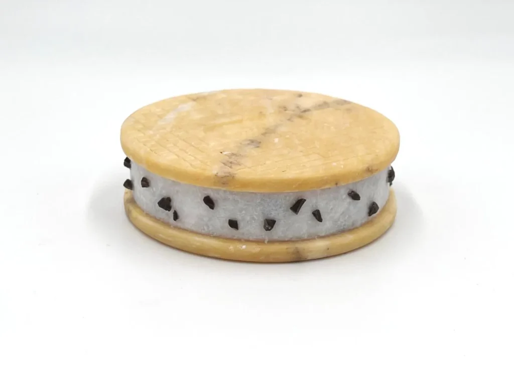 Observador y conocedor de lo popular, Quiñones combina su particular sentido del humor con el uso de piedras preciosas, la más depurada habilidad técnica y un profundo conocimiento de los materiales con los que trabaja para crear trampantojos que rompen la barrera entre el objeto cotidiano y la obra de arte.