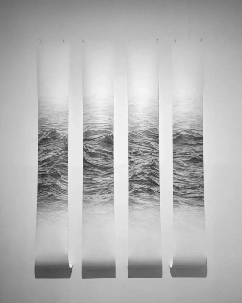 El la?piz grafito sobre papel es el medio de Manu Iranzo en el que se siente ma?s co?modo a la hora de expresarse y representar su obra. La limpieza, la sencillez, la versatilidad, la rapidez en la preparacio?n, el acabado, su leve brillo, el tono negro tiene una luz especial… la calidez, en definitiva.