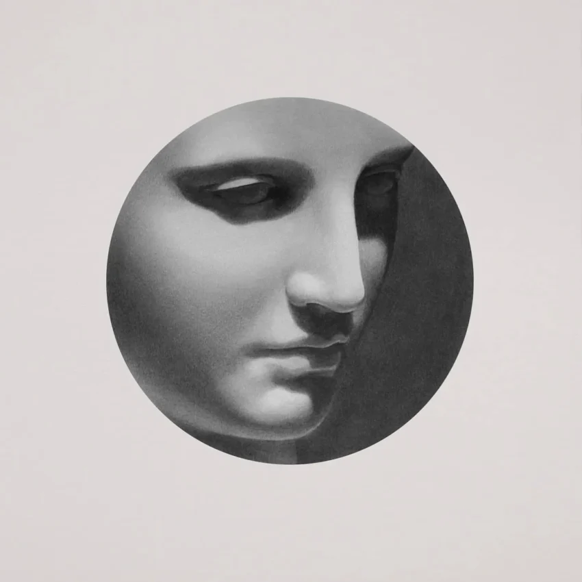 Manu Iranzo licenciado en Bellas Artes por la Facultad de Bellas Artes de San Carlos y con un Máster Universitario en Producción Artística en la Universidad Politécnica de Valencia, es un artista multidisciplinar que desarrolla su actividad entre los campos del diseño y el dibujo. Su obra se centra en una cuidada reflexión sobre la naturaleza. Desarrolla experiencias creativas en papel y grafito, a caballo entre la realidad y la ficción, imágenes que flotan en la visión y en la mente de quien mira.