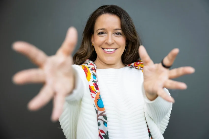 Mar Cabra es periodista, experta en bienestar digital y emprendedora social Ashoka. Cocreó y dirige The Self-Investigation, una fundación que promueve la salud mental en el trabajo. Reconocida por Forbes como una de las españolas más galardonadas, cuenta con más de cuarenta premios internacionales, incluido el Pulitzer. De 2011 a 2017 trabajó en el Consorcio Internacional de Periodistas de Investigación (ICIJ), donde dirigió la Unidad de Datos y Tecnología en investigaciones de gran impacto internacional como los Papeles de Panamá y del Paraíso, entre otras. Anteriormente, hizo carrera en televisión (BBC, CNN+ y laSexta Noticias). Ha publicado artículos en medios como The Huffington Post, Miami Herald, El País o El Confidencial.