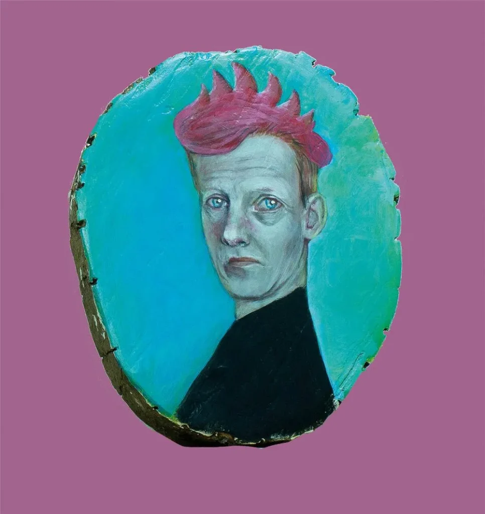 Natasha Lelenco (Moldavia, 1982) aborda desde la pintura cuestiones relacionadas con la identidad, la pertenencia, la memoria y la condición del sujeto en el contexto contemporáneo y digital. Su práctica se caracteriza por una atención rigurosa al proceso y a los materiales, así como por la creación de imágenes de fuerte presencia visual que se sitúan en un territorio de ambigüedad y tensión entre lo íntimo y lo político. La repetición es una constante en su trabajo, entendida como una forma de relacionarse con la lógica serial que configura la experiencia contemporánea. A partir de imágenes biográficas y referencias culturales compartidas, construye una gramática visual que integra iconografía ortodoxa, estética publicitaria, emojis e interfaces digitales.