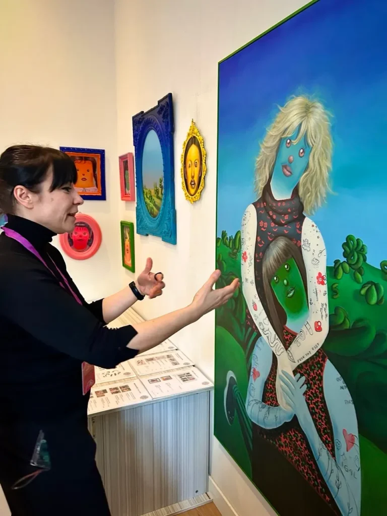 Natasha Lelenco (Moldavia, 1982) aborda desde la pintura cuestiones relacionadas con la identidad, la pertenencia, la memoria y la condición del sujeto en el contexto contemporáneo y digital. Su práctica se caracteriza por una atención rigurosa al proceso y a los materiales, así como por la creación de imágenes de fuerte presencia visual que se sitúan en un territorio de ambigüedad y tensión entre lo íntimo y lo político.