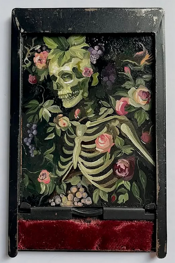 Peggy Wauters nacida en 1968 en Aalst, desarrolla una práctica que oscila entre escultura, pintura e instalación. Su trabajo se sitúa en el límite entre belleza y extrañez, con afinidad por lo grotesco, lo absurdo y lo surreal.