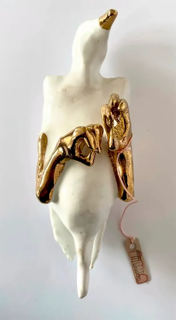 Peggy Wauters nacida en 1968 en Aalst, desarrolla una práctica que oscila entre escultura, pintura e instalación. Su trabajo se sitúa en el límite entre belleza y extrañez, con afinidad por lo grotesco, lo absurdo y lo surreal.