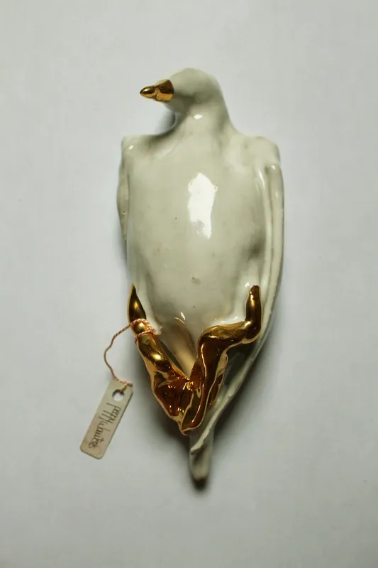 Peggy Wauters nacida en 1968 en Aalst, desarrolla una práctica que oscila entre escultura, pintura e instalación. Su trabajo se sitúa en el límite entre belleza y extrañez, con afinidad por lo grotesco, lo absurdo y lo surreal.