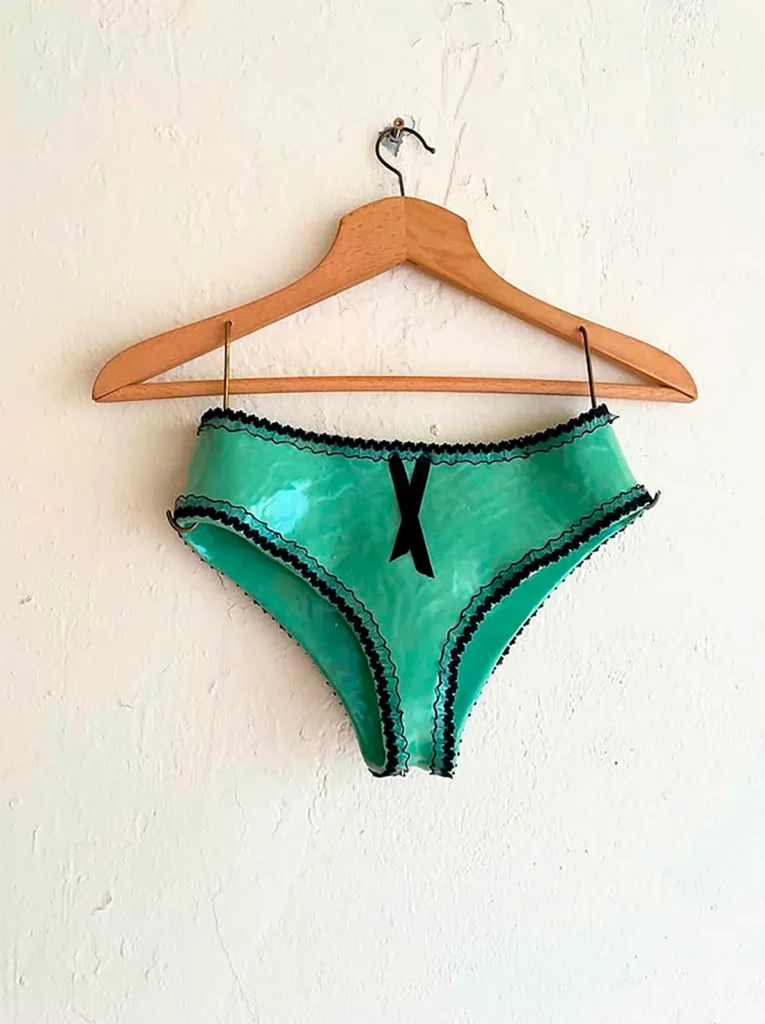 Peggy Wauters nacida en 1968 en Aalst, desarrolla una práctica que oscila entre escultura, pintura e instalación. Su trabajo se sitúa en el límite entre belleza y extrañez, con afinidad por lo grotesco, lo absurdo y lo surreal.