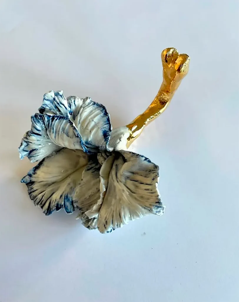 Peggy Wauters nacida en 1968 en Aalst, desarrolla una práctica que oscila entre escultura, pintura e instalación. Su trabajo se sitúa en el límite entre belleza y extrañez, con afinidad por lo grotesco, lo absurdo y lo surreal.