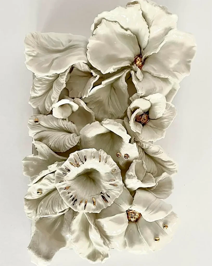 Peggy Wauters nacida en 1968 en Aalst, desarrolla una práctica que oscila entre escultura, pintura e instalación. Su trabajo se sitúa en el límite entre belleza y extrañez, con afinidad por lo grotesco, lo absurdo y lo surreal.