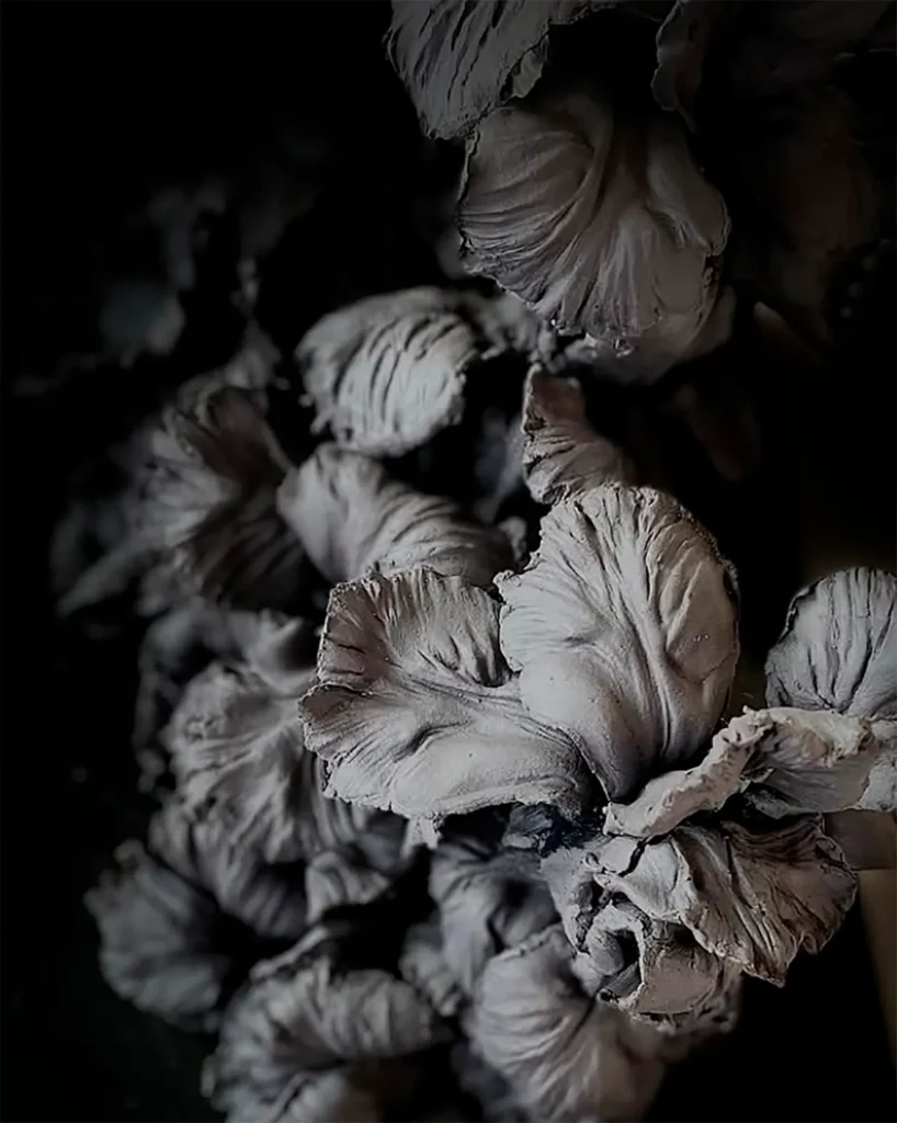 Peggy Wauters nacida en 1968 en Aalst, desarrolla una práctica que oscila entre escultura, pintura e instalación. Su trabajo se sitúa en el límite entre belleza y extrañez, con afinidad por lo grotesco, lo absurdo y lo surreal.