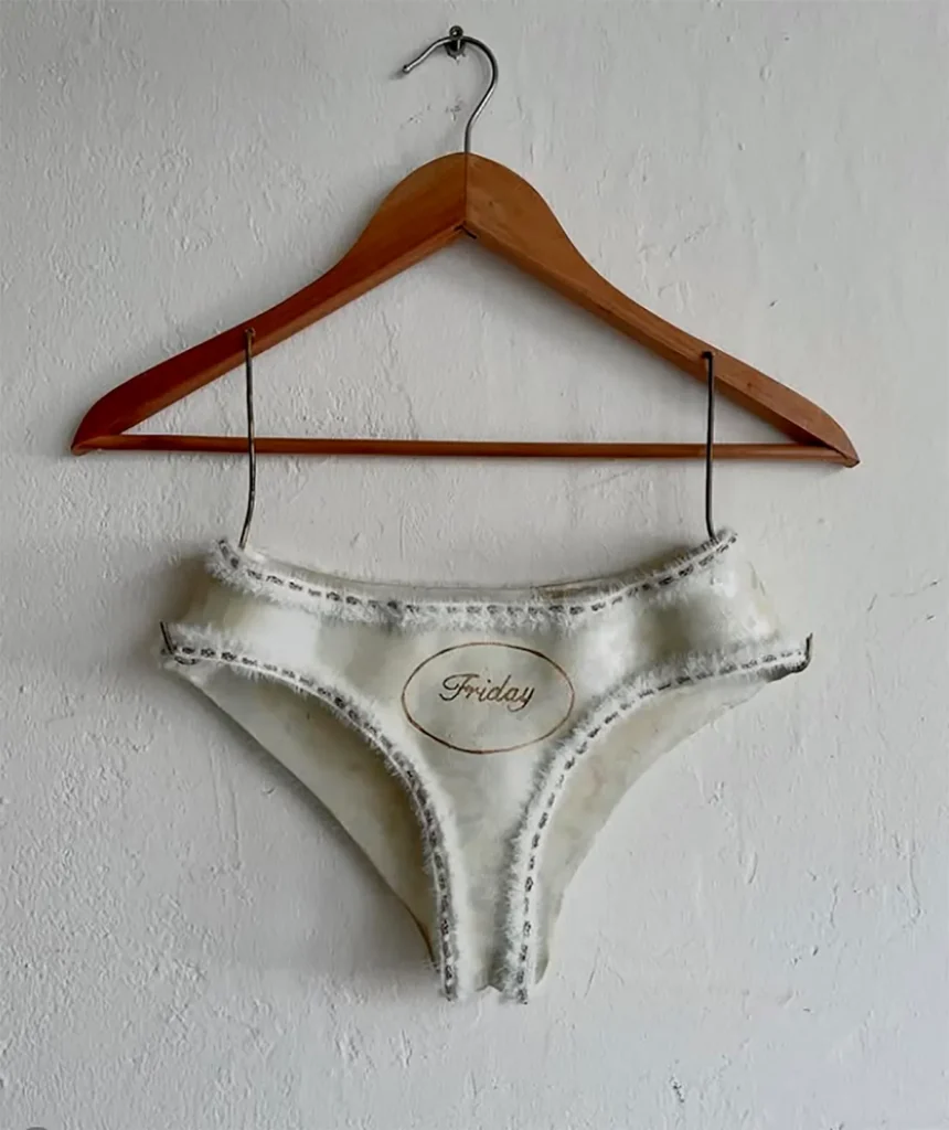 Peggy Wauters nacida en 1968 en Aalst, desarrolla una práctica que oscila entre escultura, pintura e instalación. Su trabajo se sitúa en el límite entre belleza y extrañez, con afinidad por lo grotesco, lo absurdo y lo surreal.