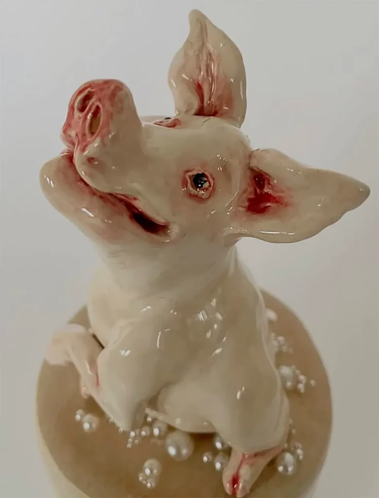 Peggy Wauters nacida en 1968 en Aalst, desarrolla una práctica que oscila entre escultura, pintura e instalación. Su trabajo se sitúa en el límite entre belleza y extrañez, con afinidad por lo grotesco, lo absurdo y lo surreal.