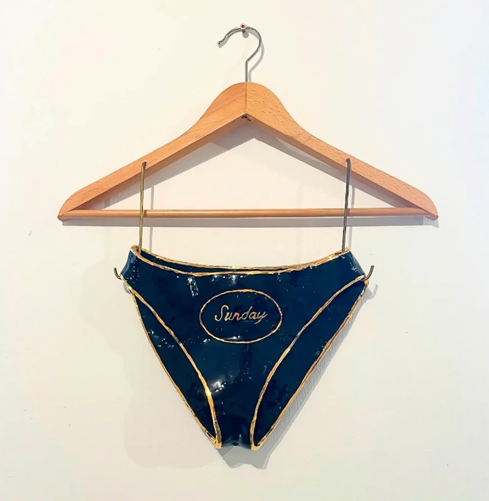 Peggy Wauters nacida en 1968 en Aalst, desarrolla una práctica que oscila entre escultura, pintura e instalación. Su trabajo se sitúa en el límite entre belleza y extrañez, con afinidad por lo grotesco, lo absurdo y lo surreal.