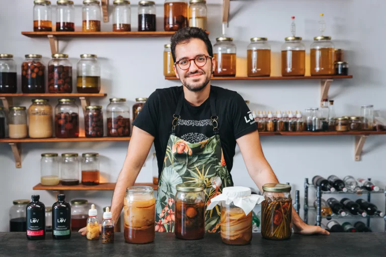Robert Ruiz Moreno es un chef y escritor barcelonés con una profunda pasión por la fermentación. Tras años trabajando como chef itinerante en diversos rincones del mundo, fundó LOV Ferments, una empresa especializada en fermentados. Entre sus obras destaca "Fermentar. Fundamentos y técnicas de un arte milenario" (2022), donde ofrece un marco teórico innovador y práctico sobre la fermentación, incluyendo más de 60 recetas . Este libro se enmarca dentro del género de la divulgación gastronómica.
