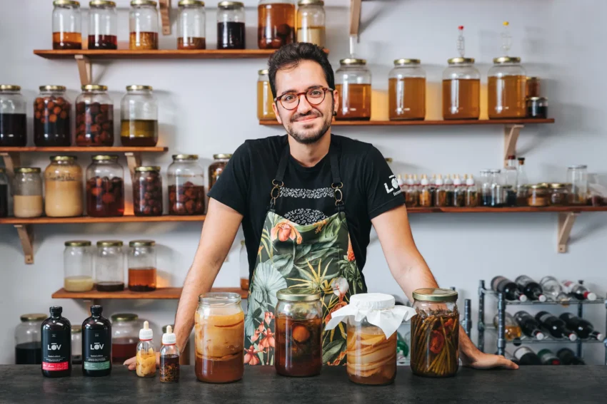 Robert Ruiz Moreno es un chef y escritor barcelonés con una profunda pasión por la fermentación. Tras años trabajando como chef itinerante en diversos rincones del mundo, fundó LOV Ferments, una empresa especializada en fermentados. Entre sus obras destaca "Fermentar. Fundamentos y técnicas de un arte milenario" (2022), donde ofrece un marco teórico innovador y práctico sobre la fermentación, incluyendo más de 60 recetas . Este libro se enmarca dentro del género de la divulgación gastronómica.