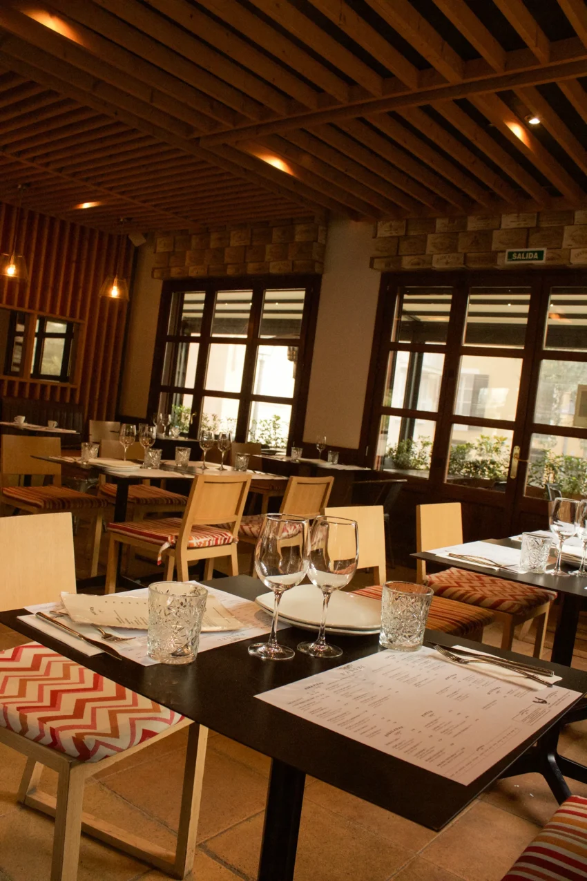 Visitar S'Ángel es sentirse en casa. Cada servicio se transforma en una experiencia cálida y gratificante, donde la atención al detalle y el respeto por el comensal marcan la diferencia. Su propuesta gastronómica reivindica platos clásicos que siguen seduciendo sin necesidad de reinventarse constantemente