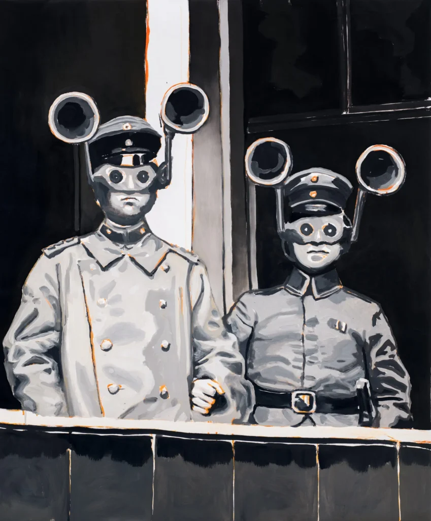 En esta serie de obras llamada 'Tiempos extraños', archivo fotográfico de Sergio Frutos se desarrolla a partir de la investigación de fotografías de archivo, principalmente de la II Guerra Mundial y la Guerra Fría, sobre los extraños desarrollos de la guerra química y biológica, y examina la enorme capacidad humana de normalizar y banalizar el barbarismo.