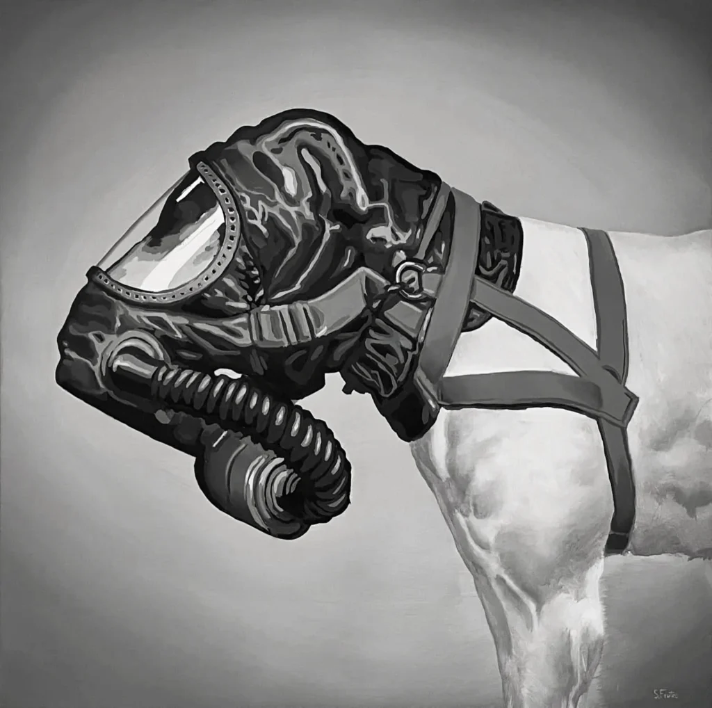 En esta serie de obras llamada 'Tiempos extraños', archivo fotográfico de Sergio Frutos se desarrolla a partir de la investigación de fotografías de archivo, principalmente de la II Guerra Mundial y la Guerra Fría, sobre los extraños desarrollos de la guerra química y biológica, y examina la enorme capacidad humana de normalizar y banalizar el barbarismo.