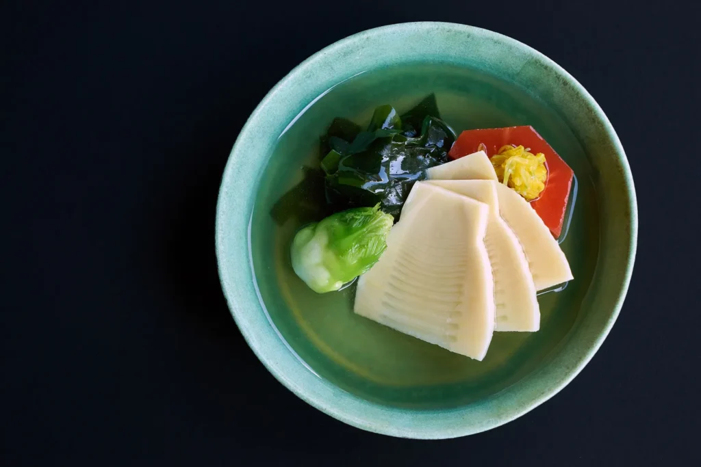 Siguiendo el patrón del cinco, un concepto importante para el chef es utilizar cinco colores principales: rojo, verde, blanco, negro y amarillo. Esta era la “pirámide alimenticia” del Japón antiguo y se creía que proporcionaba un equilibrio saludable de nutrientes. Para vegetarianos y veganos, el Shojin Ryori es una excelente manera de disfrutar de una comida japonesa tradicional equilibrada que celebra los sabores frescos de las verduras, sin ocultarlos con salsas ni recurrir a sustitutos de carne. La última regla del cinco consiste en equilibrar los sabores en el paladar: dulce, salado, ácido, amargo y umami.