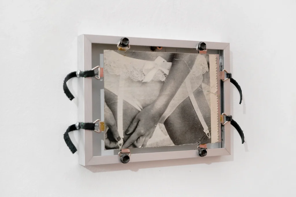 Give a Trucker a Thrill (2025), de Eva Dixon, es un ensamblaje lúdico que presenta una colección de parches bordados de estilo vintage reproducidos digitalmente sobre un panel de madera. La composición evoca la estética de la cultura de la radio CB, los clubes de aficionados y las insignias subculturales peculiares de mediados a finales del siglo XX.