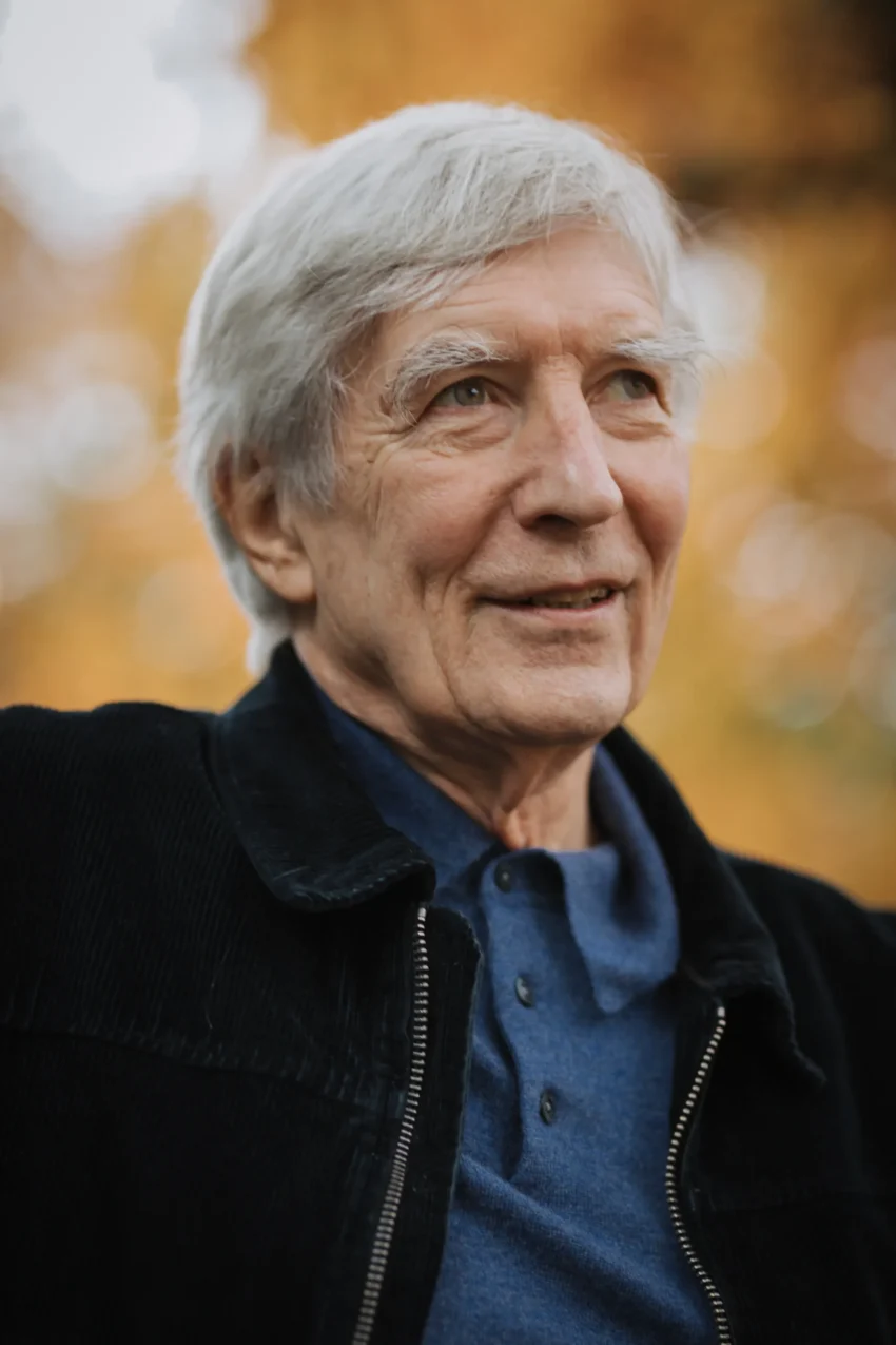 Wilkinson ha desempeñado funciones formativas en el ámbito de la investigación internacional sobre los determinantes sociales de la salud. Estudió Historia Económica en la London School of Economics antes de formarse en Epidemiología, y es profesor emérito de la Escuela de Medicina de la Universidad de Nottingham y profesor honorario de la Escuela Universitaria de Londres y la Universidad de York. Junto a Kate Pickett fundó el Equality Trust, una organización dedicada a promover la comprensión pública de los efectos de la desigualdad.